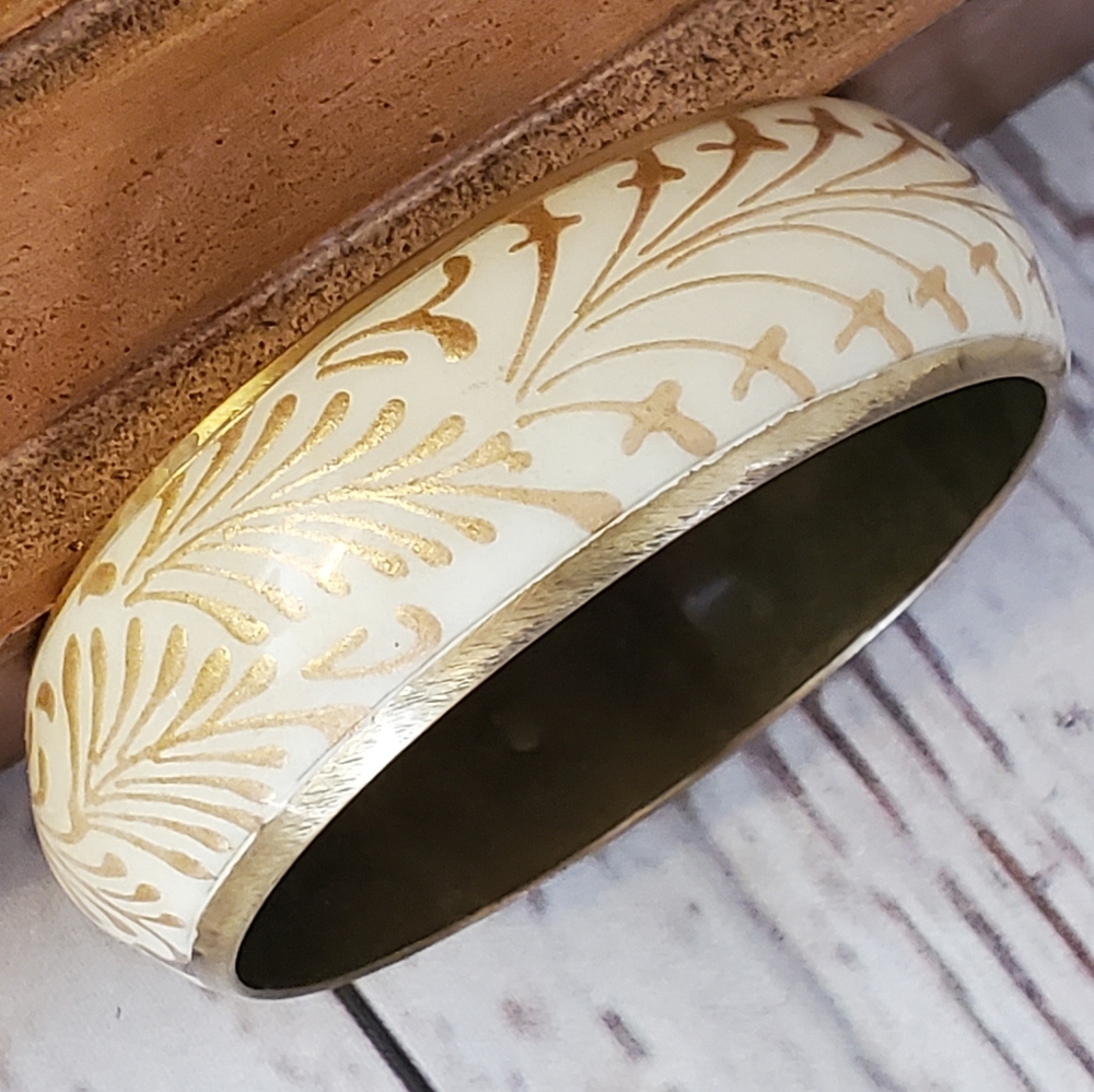 Vintage goldtone, cream, gold metallic painted bangle bracelet *chipped*